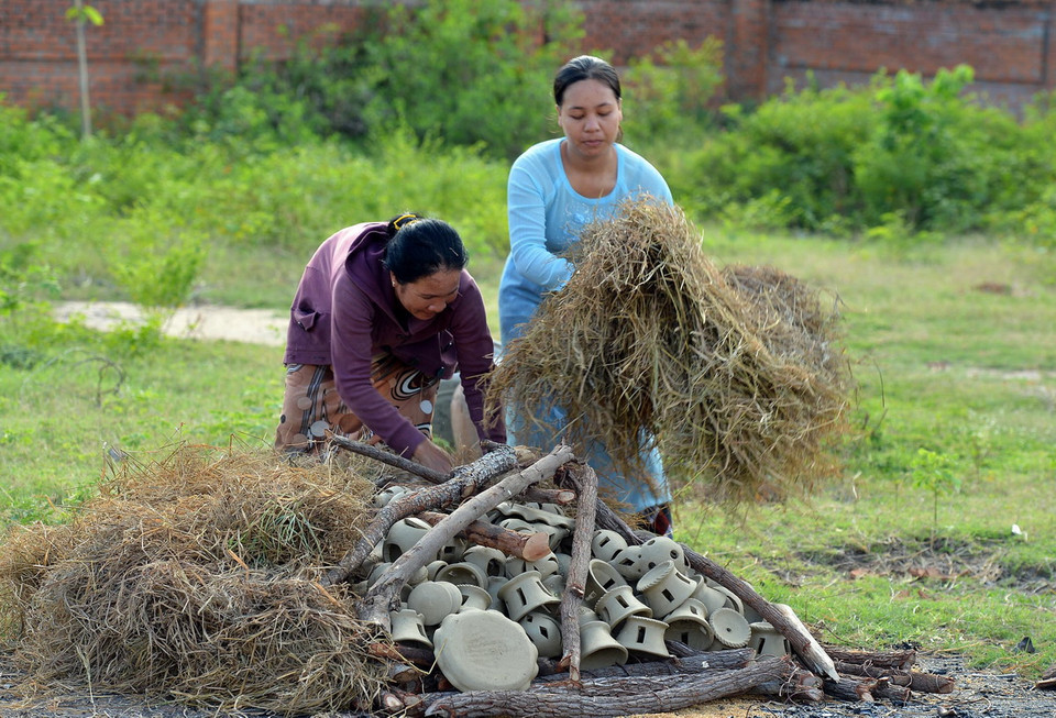 Gốm được nung bằng củi và rơm.(Ảnh: Thanh Hà/TTXVN)