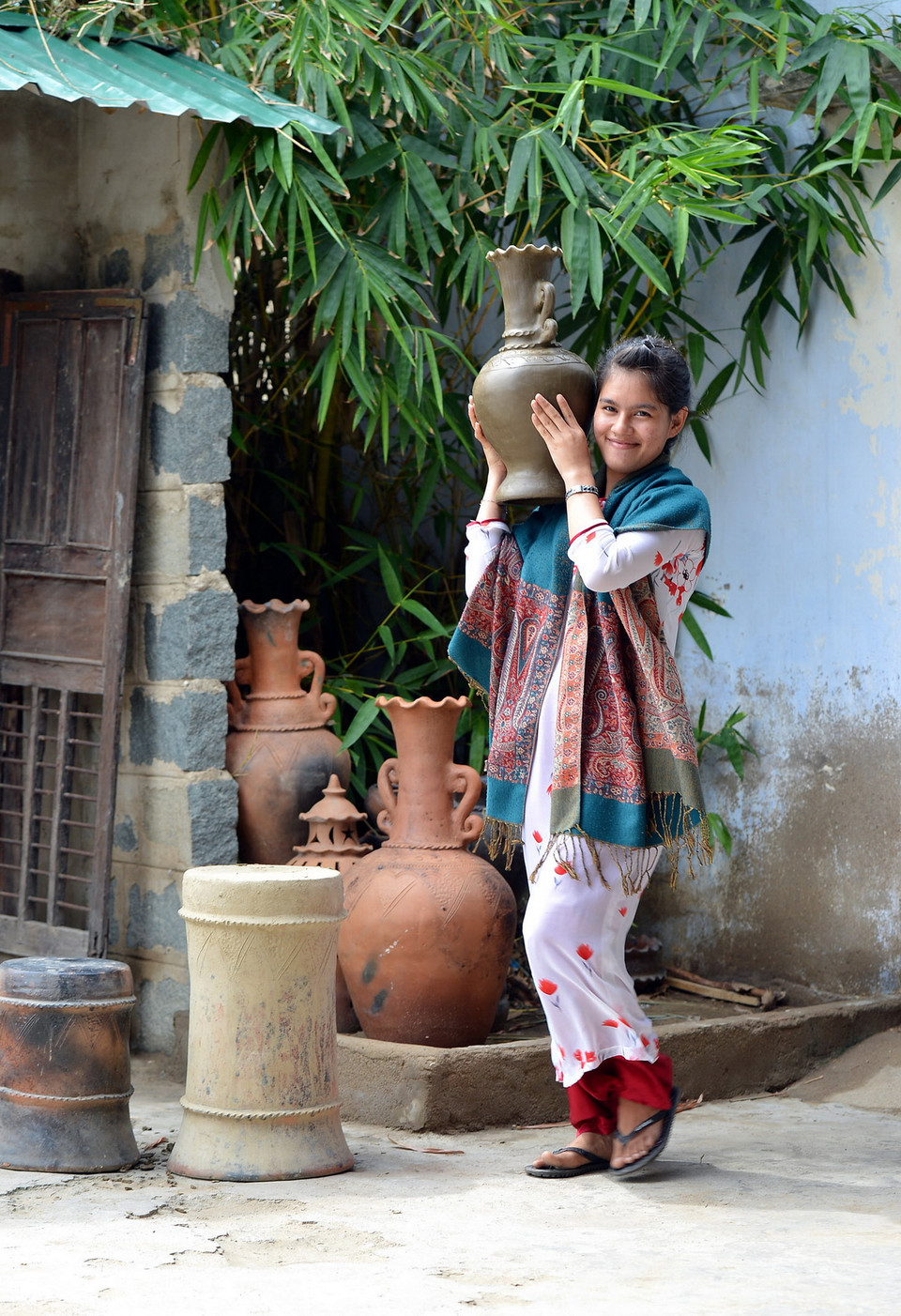 Gốm Bàu Trúc là nghệ thuạt chế tác sản phẩm không dùng bàn xoay.(Ảnh: Thanh Hà/TTXVN)