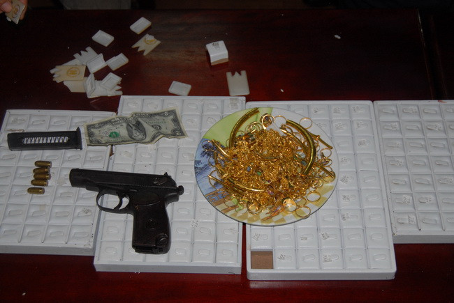 Tang vật vụ cướp. (Ảnh: Hoàng Nhương/TTXVN)
