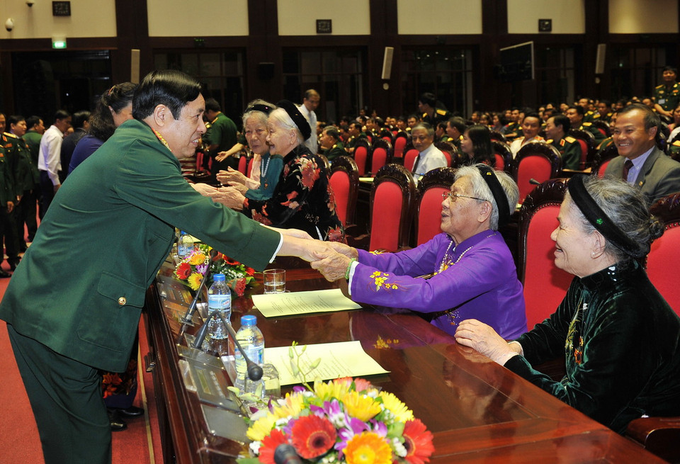 Đại tướng Phùng Quang Thanh, Ủy viên Bộ Chính trị, Bộ trưởng Bộ Quốc phòng gặp gỡ các Mẹ Việt Nam Anh hùng. (Ảnh: Trọng Đức/TTXVN) 
