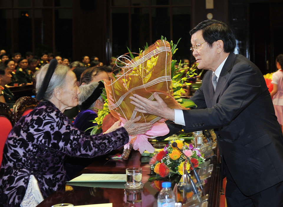 Chủ tịch nước Trương Tấn Sang tặng hoa các Mẹ Việt Nam Anh hùng tại chương trình. (Ảnh: Trọng Đức/TTXVN)