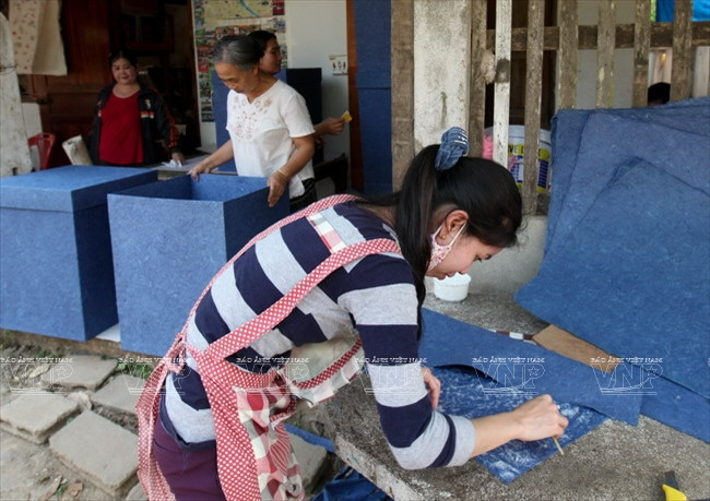 Người dân làng Xangkhongposa đang sản xuất những chiếc hộp từ giấy saa truyền thống.