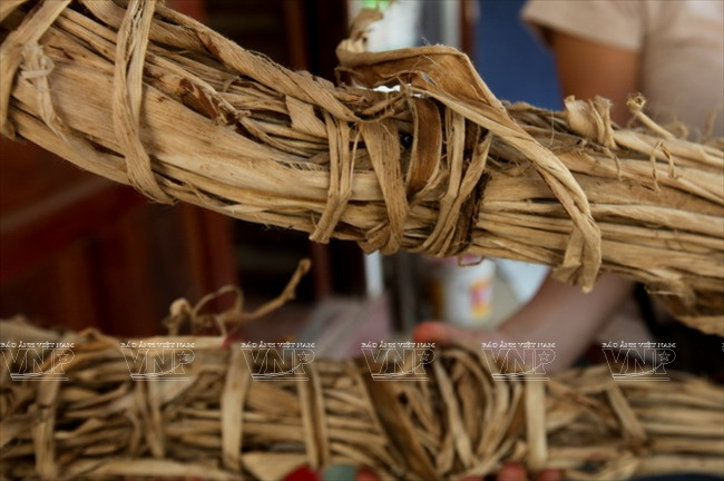 Vỏ cây dâu tằm sau khi bóc tách được phơi khô để làm giấy.