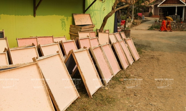 Mỗi tờ giấy saa được phơi khô trên 1 chiếc rây riêng biệt.