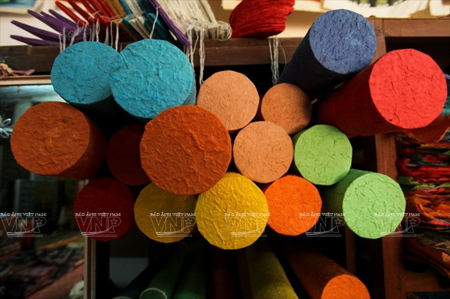 Những chiếc hộp đựng tranh nhiều màu sắc được làm từ giấy saa.