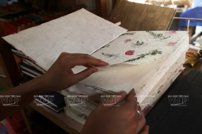 Cảm nhận đầu tiên khi cầm trên tay những đồ lưu niệm này là dù khô ráp, dầy nhưng chúng rất xốp và nhẹ.