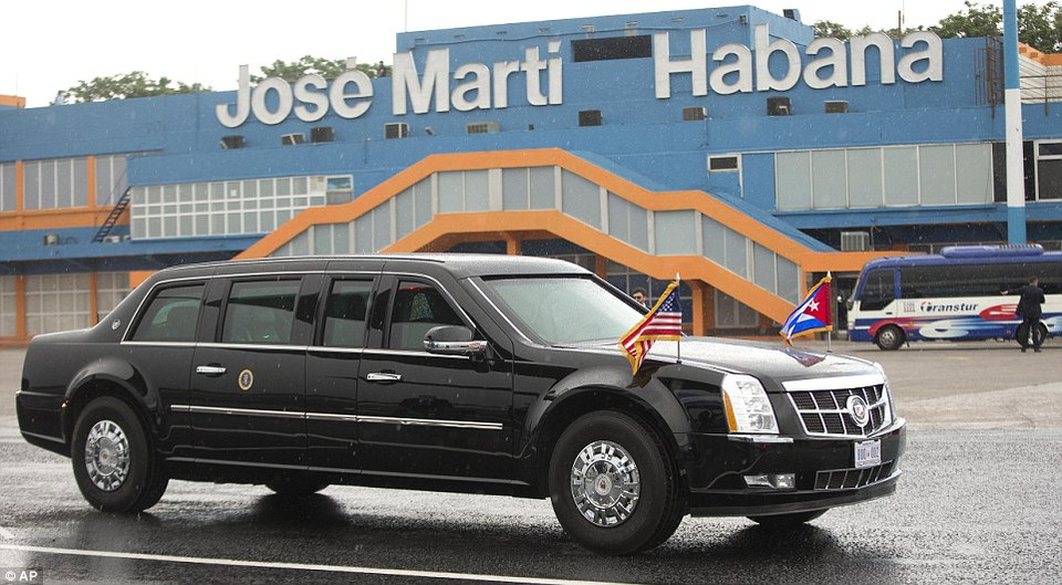 Quốc kỳ Cuba và Mỹ được cắm trên xe của Tổng thống Mỹ. (Nguồn: dailymail.co.uk)