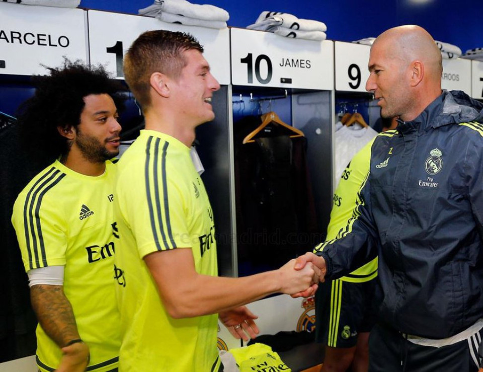 Toni Kroos tươi cười bắt tay thần tượng. (Nguồn: Real Madrid)