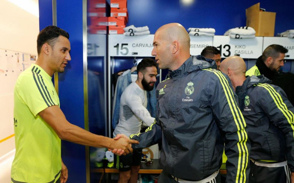 Thủ thành Navas tỏ vẻ nghiêm nghị khi bắt tay Zidane. (Nguồn: Real Madrid)