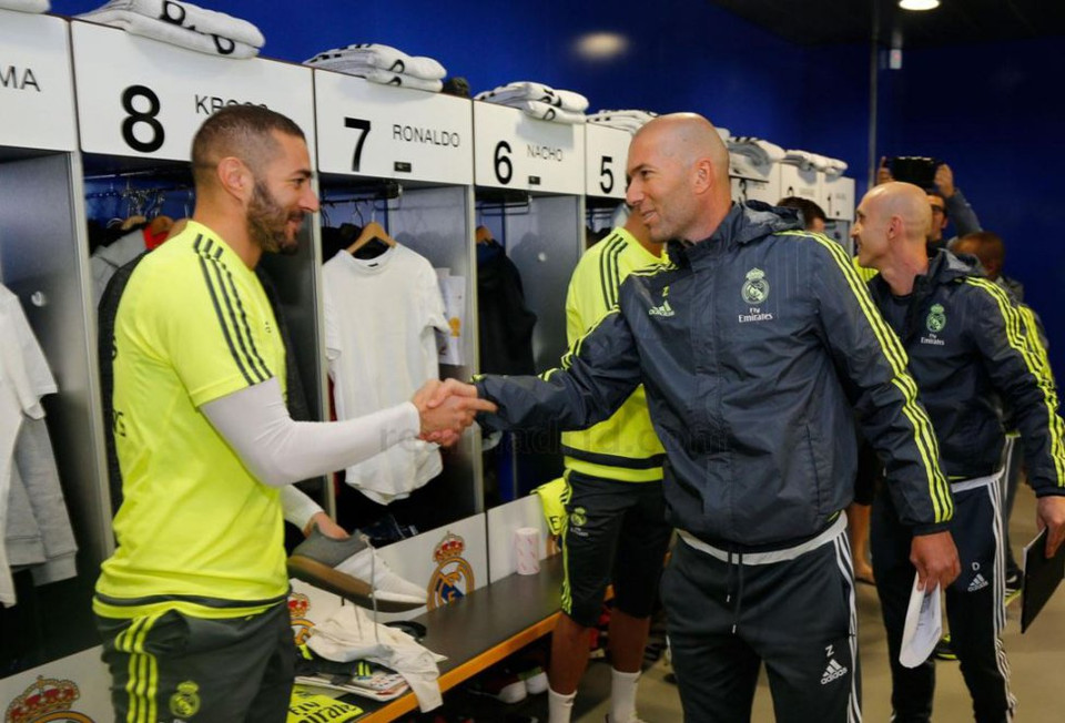 Benzema chào đón người đồng hương. (Nguồn: Real Madrid)