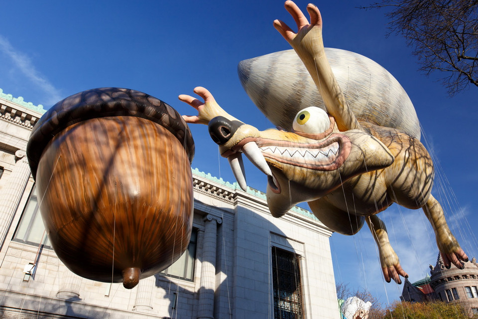 Lễ diễu hành Macy đầy màu sắc này thu hút khoảng khoảng 3,5 triệu người đến chiêm ngưỡng dọc các tuyến phố New York. (Ảnh: THX/TTXVN)