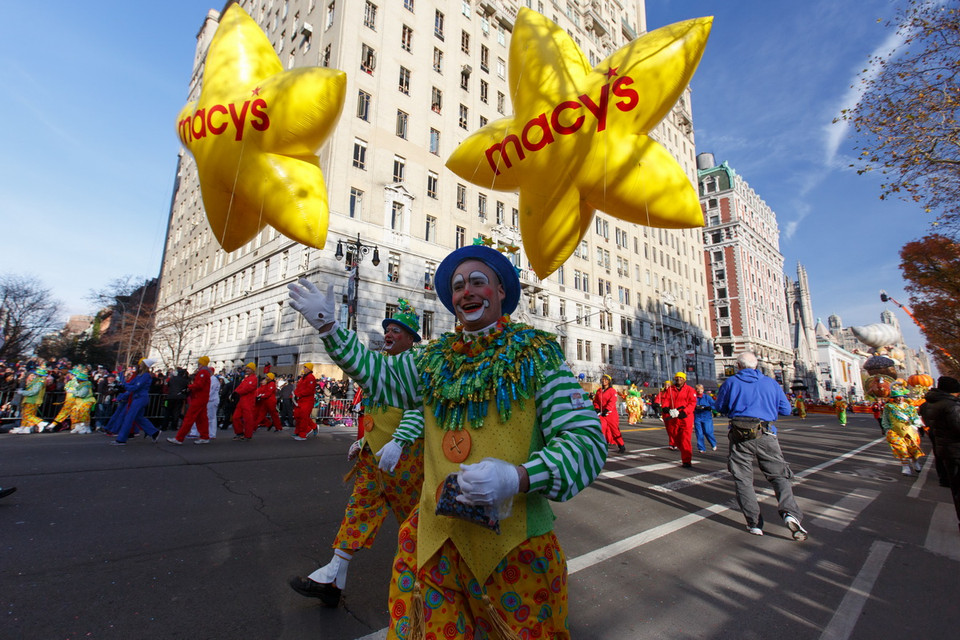 Tham gia lễ diễu hành lần thứ 89 này có hơn 8.000 người gồm các nghệ sỹ xiếc, nhạc công, vũ công và nhiều khách mời nổi tiếng. (Ảnh: THX/TTXVN)