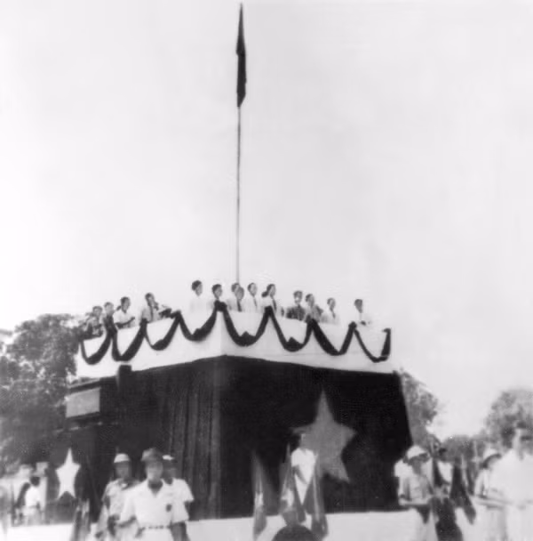 Ngày 2/9/1945, tại Quảng trường Ba Đình, Chủ tịch Hồ Chí Minh đọc bản Tuyên ngôn độc lập, khai sinh nước Việt Nam Dân chủ Cộng hòa.