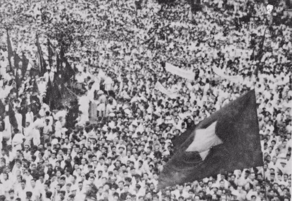 Ngày 2/9/1945, nhân dân Việt Nam tập trung tại Quảng trường Ba Đình, nghe Chủ tịch Hồ Chí Minh đọc Tuyên ngôn độc lập, khai sinh nước Việt Nam Dân chủ Cộng hòa.