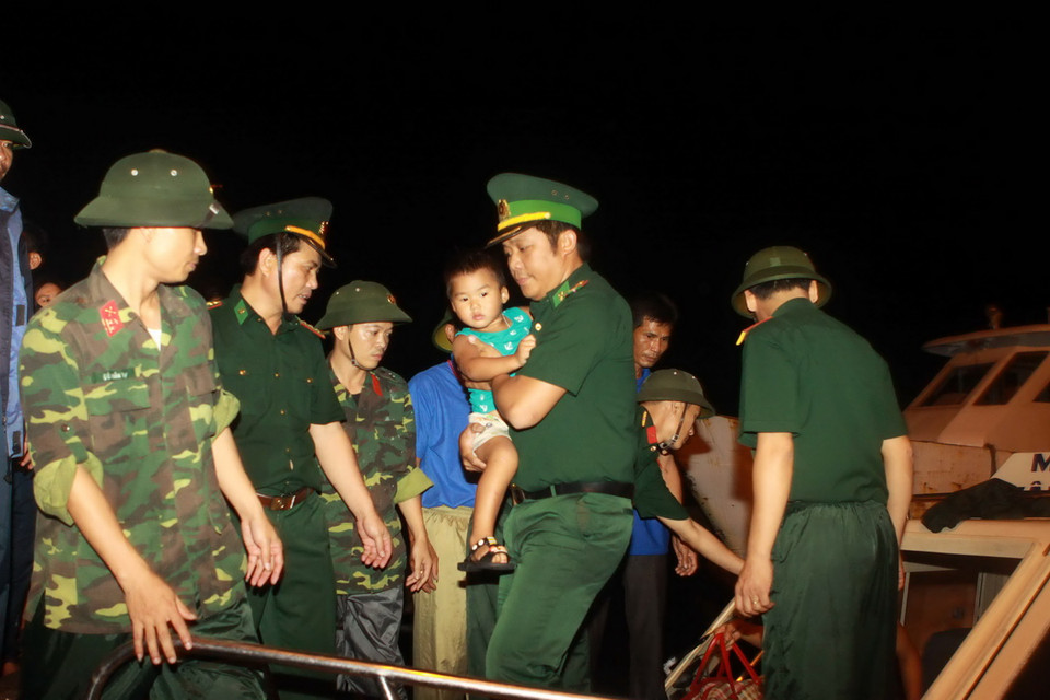 Khách du lịch mắc kẹt về cảng Cái Rồng. (Ảnh: Minh Quyết/TTXVN)