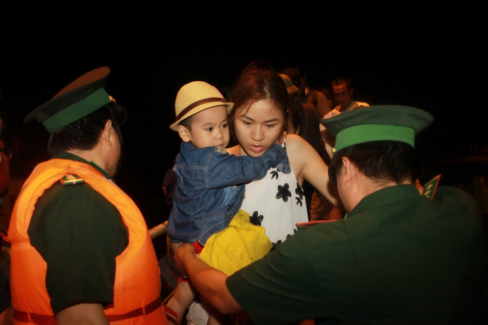 Lúc 19h tối 30/7/2015, 254 trên tổng số 1.500 khách du lịch đang mắc kẹt tại đảo Cô Tô, huyện đảo Vân Đồn, tỉnh Quảng Ninh đã về tới đất liền an toàn. (Ảnh: Minh Quyết/TTXVN)