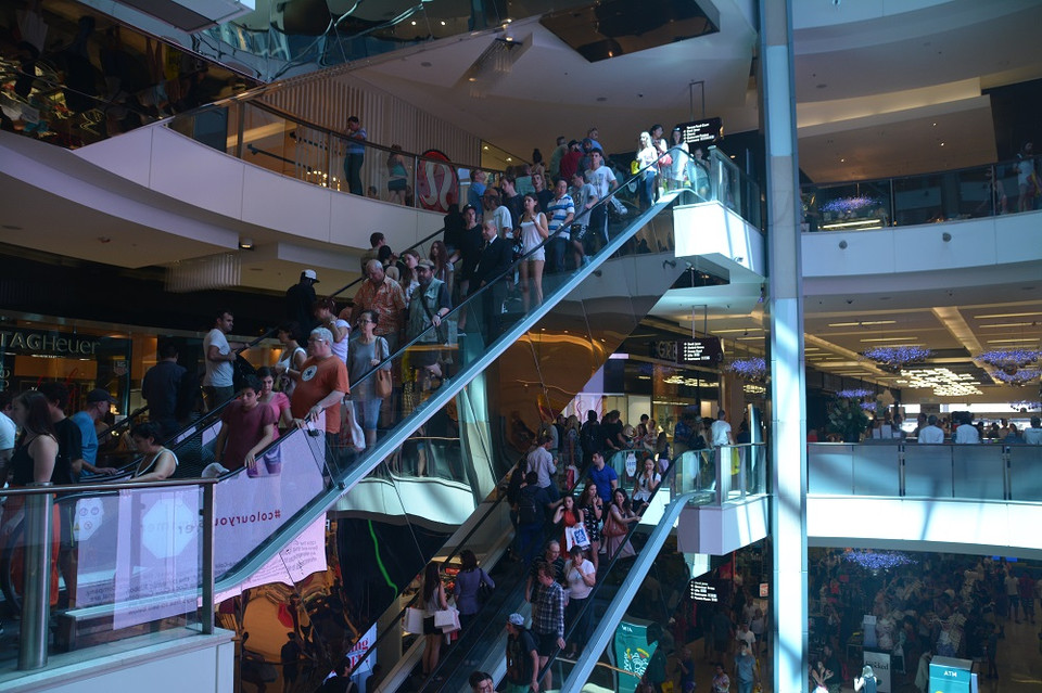 Nhiều trung tâm mua sắm lớn mở cửa từ 5h sáng cho tới 9h tối để đáp ứng nhu cầu của khách hàng. (Ảnh: Võ Giang)