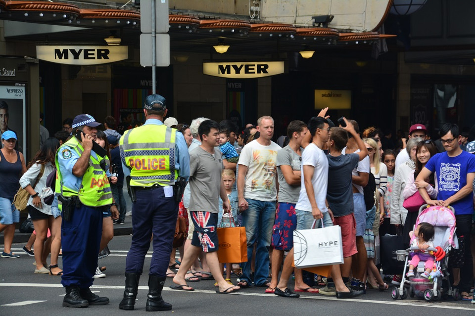 Cảnh sát Australia tăng cường an ninh tại các điểm mua sắm công cộng, trong bối cảnh có những lo ngại về khả năng xảy ra tấn công khủng bố. (Ảnh: Võ Giang)