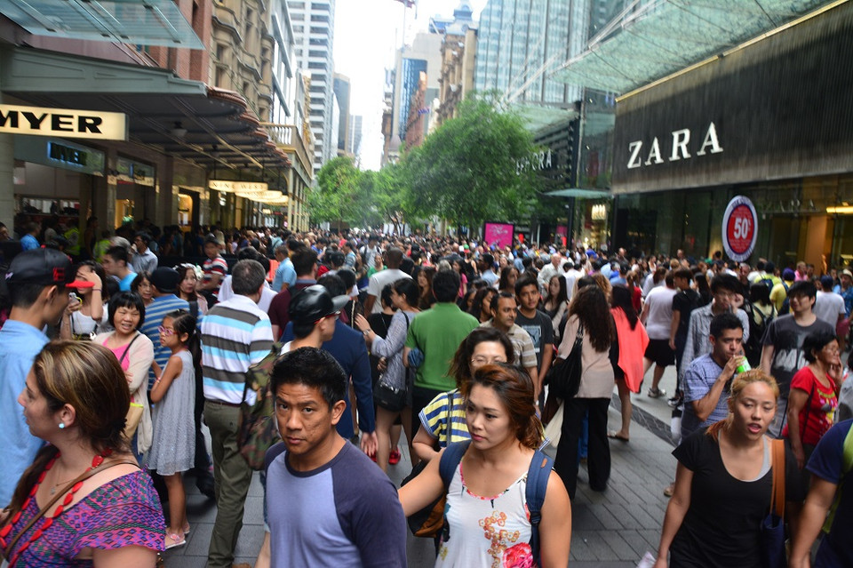 Trong ngày Boxing Day, hàng triệu lượt người đã đổ tới các trung tâm mua sắm lớn trên cả nước, nhất là tại thành phố Sydney, Melbourne, để “săn” hàng đại hạ giá. (Ảnh: Võ Giang)