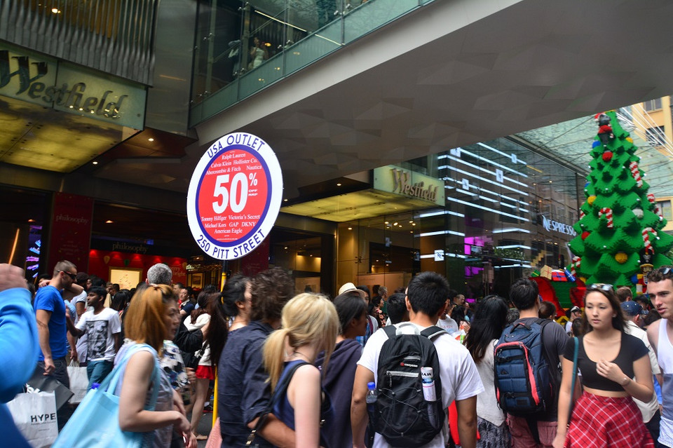 Nhiều mặt hàng được giảm giá tới 50%-75%. (Ảnh: Võ Giang)