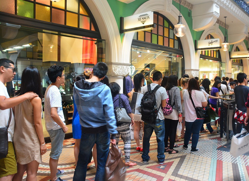 Người dân Australia xếp hàng chờ đợi cả tiếng trước các thương hiệu lớn để mua hàng hiệu giảm giá. (Ảnh: Võ Giang)