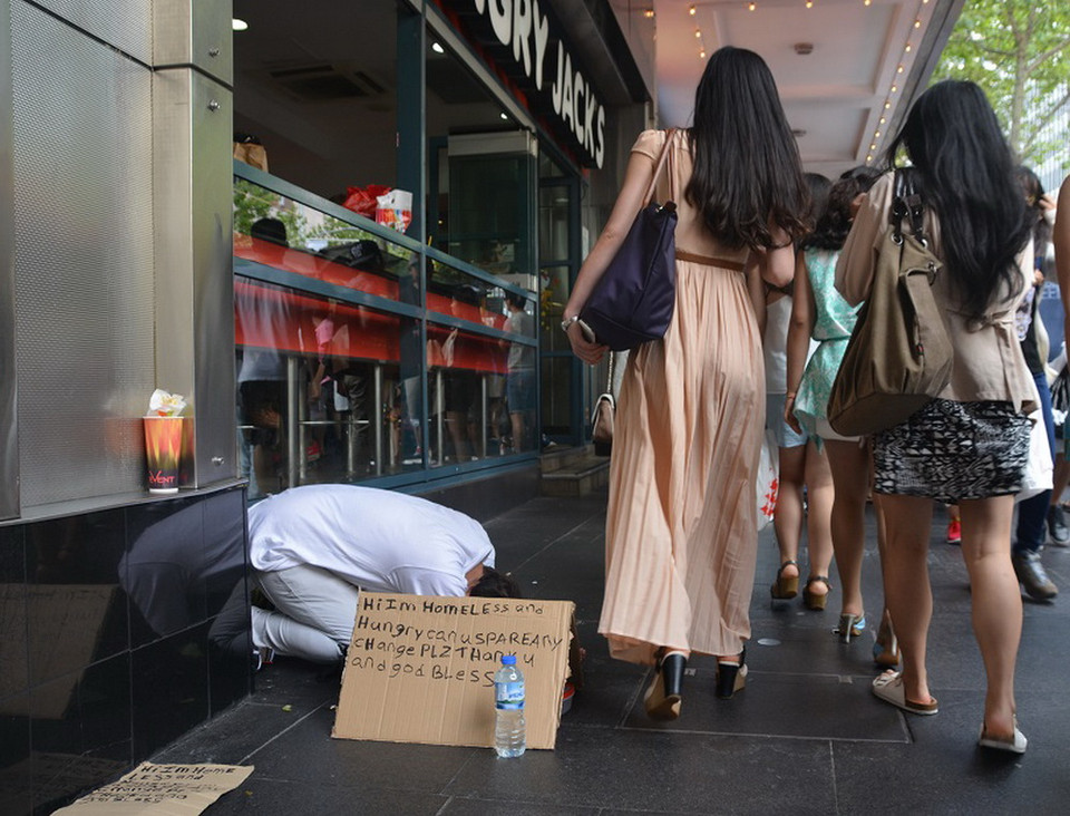  Dịp khuyến mãi cuối năm cũng là lúc người ta nhận thấy rõ khoảng cách giàu-nghèo tại Australia. (Ảnh: Võ Giang)