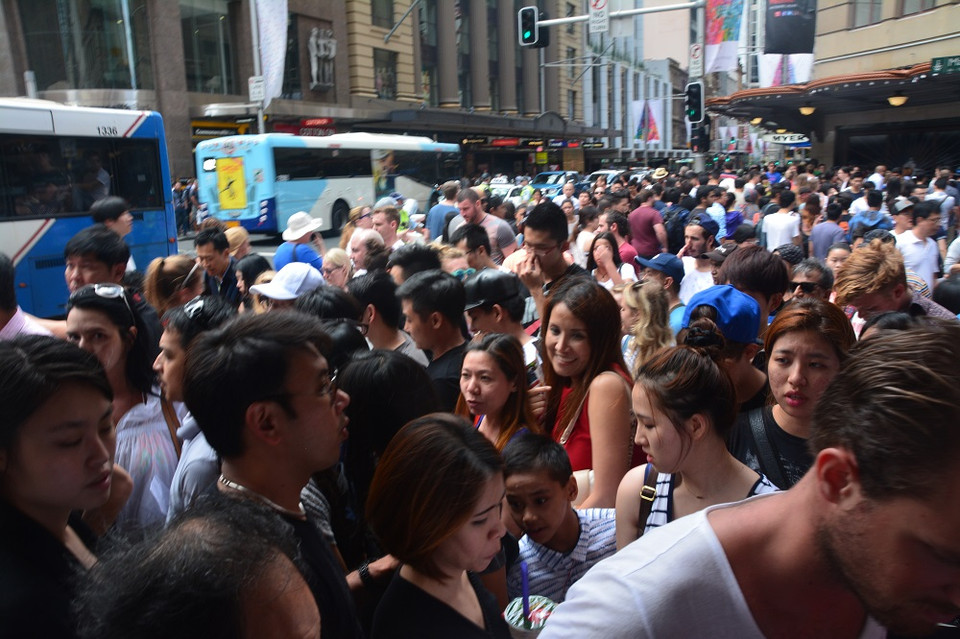 Trong ngày Boxing Day, hàng triệu lượt người đã đổ tới các trung tâm mua sắm lớn trên cả nước, nhất là tại thành phố Sydney, Melbourne, để “săn” hàng đại hạ giá. (Ảnh: Võ Giang)