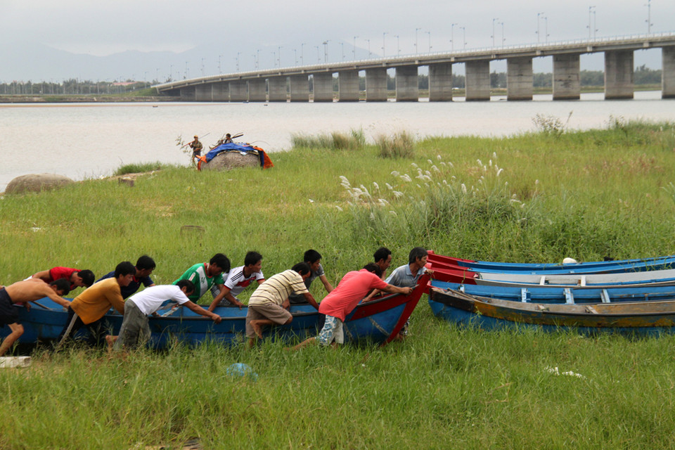 Những chiếc sõng hoặc thuyền gắn máy công suất nhỏ được ngư dân kéo lên bờ. (Ảnh: Thế Lập)