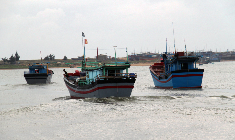 Tàu thuyền ngư dân phường 6 (thành phố Tuy Hòa) đang di chuyển vào khu tránh trú bão phường Phú Đông. (Ảnh: Thế Lập)
