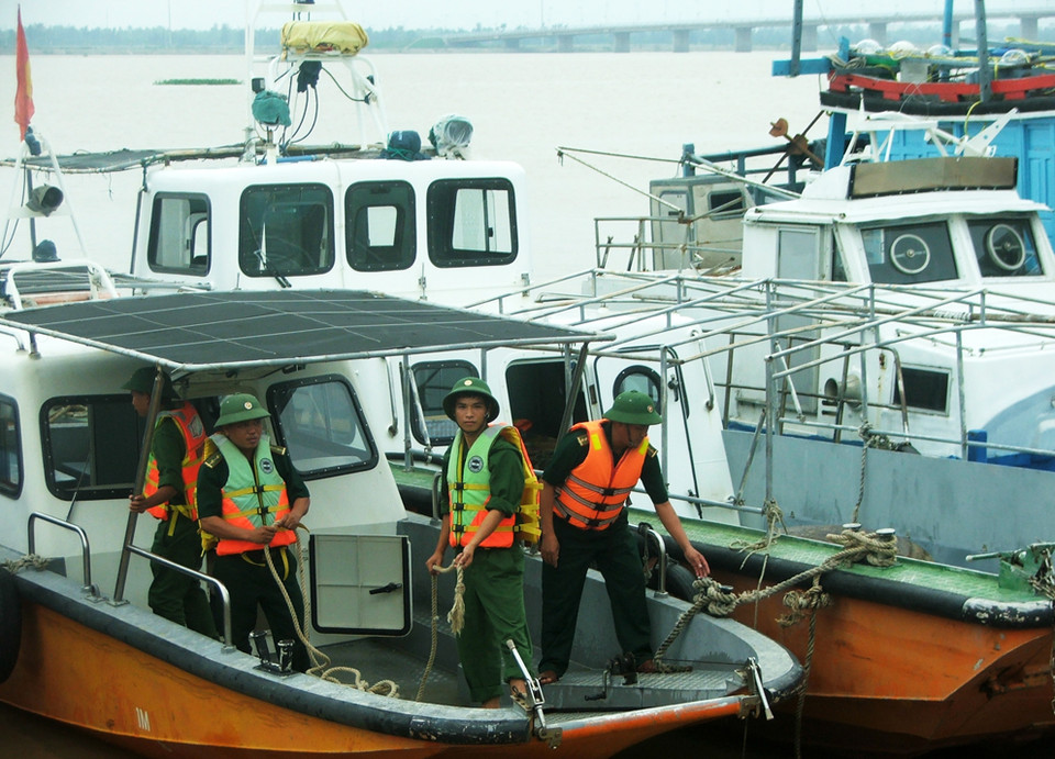 Cán bộ chiến sĩ biên phòng tỉnh Phú Yên đang chuẩn bị phương tiện để thực hiện phương án phòng tránh bão số 4. (Ảnh: Thế Lập)