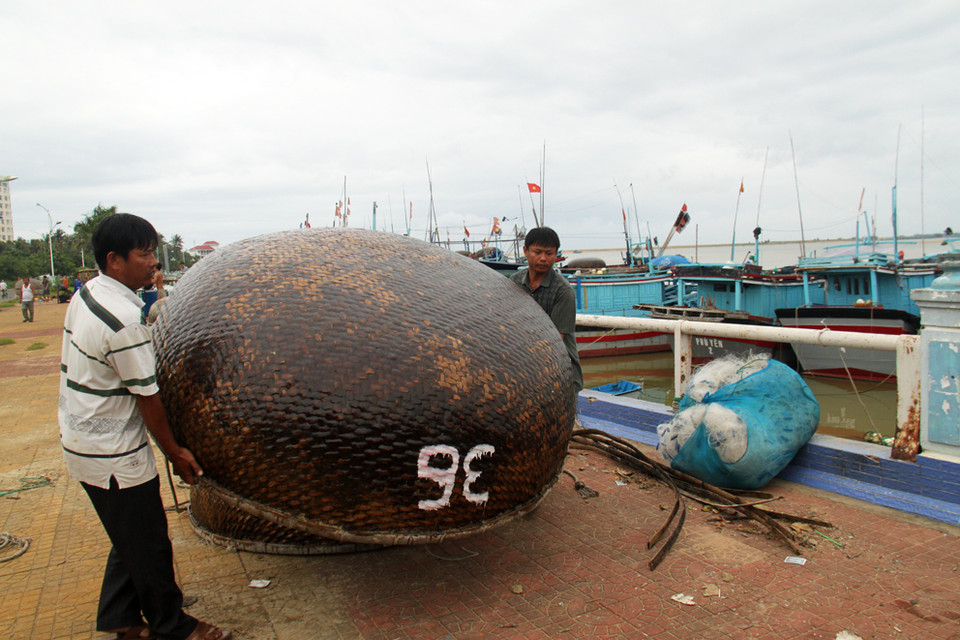 Ngư dân di chuyển các thúng chai đến nơi an toàn. (Ảnh: Thế Lập)