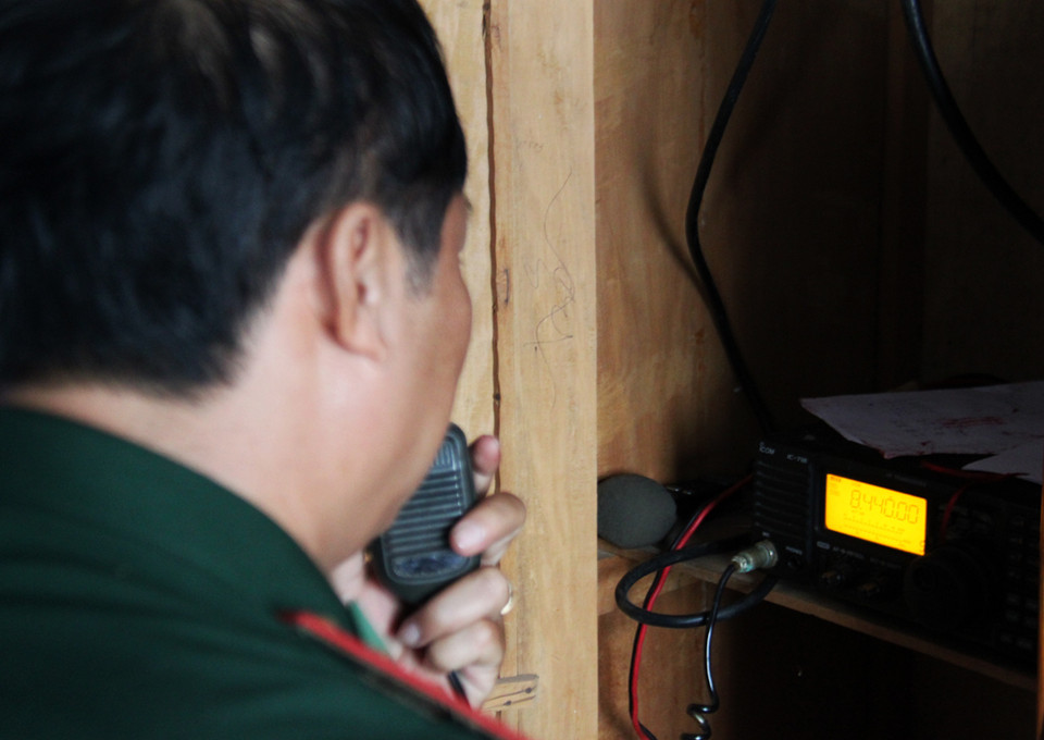 Trạm kiểm soát Đà Rằng thuộc Đồn biên phòng Tuy Hòa thường xuyên liên lạc với ngư dân đang hoạt động trên biển. (Ảnh: Thế Lập)