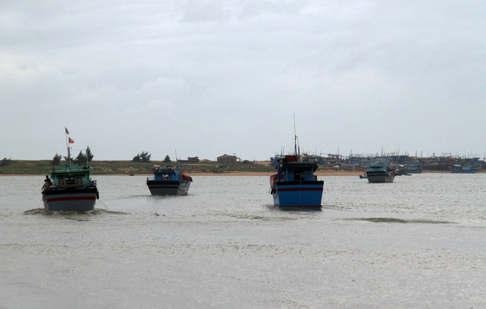 Tàu thuyền ngư dân phường 6 (thành phố Tuy Hòa) đang di chuyển vào khu tránh trú bão phường Phú Đông. (Ảnh: Thế Lập)