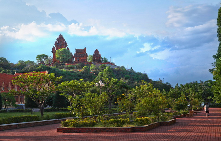 Cảnh quan quần thể tháp Pô Klong Garai, Phan Rang, Ninh Thuận. (Ảnh: Trọng Đạt/TTXVN)