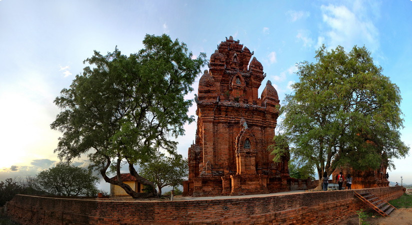 Cảnh quan quần thể tháp Pô Klong Garai (Phan Rang, Ninh Thuận). (Ảnh: Trọng Đạt/TTXVN)