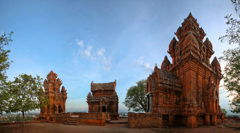  Đây là di tích kiến trúc nghệ thuật và điêu khắc Chăm độc đáo gồm ba tháp: Tháp chính, Tháp lửa và Tháp cổng. (Ảnh: Trọng Đạt/TTXVN)