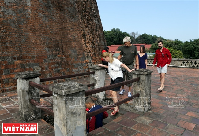 Du khách quốc tế khám phá Cột cờ Hà Nội. (Ảnh: Tất Sơn)