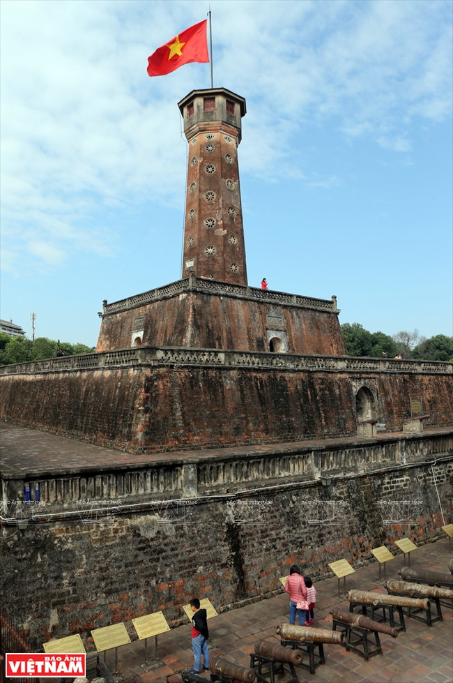 Cột cờ Hà Nội không chỉ là một biểu tượng hùng thiêng của Hà Nội mà còn là một điểm đến du lịch không thể bỏ qua của Hà Thành. (Ảnh: Tất Sơn)