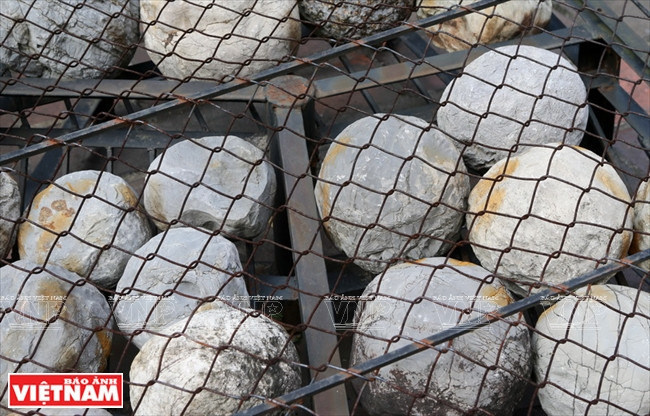 Những viên đạn bằng đá được lưu giữ dưới chân Cột cờ Hà Nội. (Ảnh: Tất Sơn)