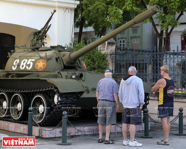 Chiếc xe tăng mang biển số 985 sử dụng trong cuộc kháng chiến chống Mỹ được trưng bày tại Bảo tàng. (Ảnh: Tất Sơn)