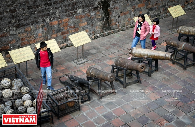 Những khẩu pháo có từ thời nhà Nguyễn (thế kỷ 19) được đặt dưới chân Cột cờ. (Ảnh: Tất Sơn)