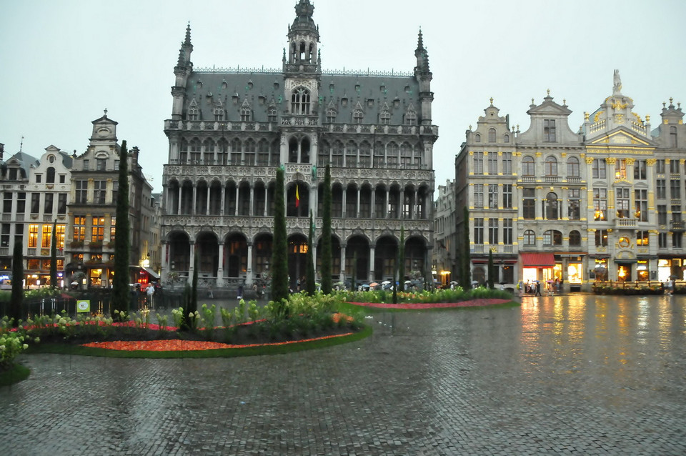 Hoa và cây bách tạo thành những lối đi dẫn vào Tòa thị chính. (Ảnh: Hương Giang/Vietnam+)