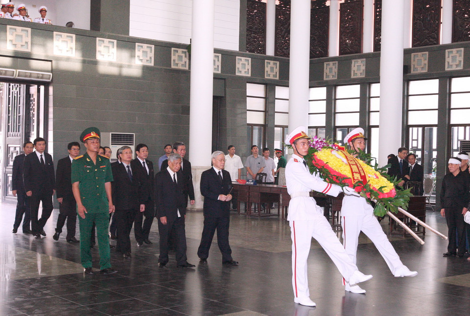  Đoàn Ban Bí thư Trung ương Đảng do Tổng Bí thư Nguyễn Phú Trọng dẫn đầu viếng Nhà báo Nguyễn Hữu Thọ. (Ảnh: Thống Nhất/TTXVN)