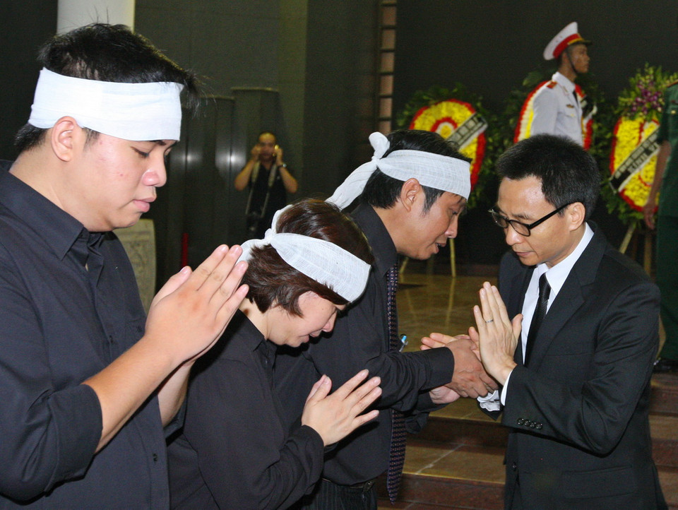  Phó Thủ tướng Vũ Đức Đam chia buồn với gia quyến Nhà báo Nguyễn Hữu Thọ. (Ảnh: Thống Nhất/TTXVN)