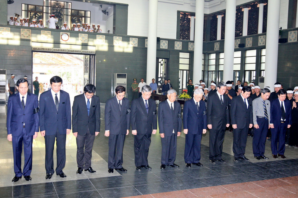 Đoàn Ban Bí thư Trung ương Đảng do Tổng Bí thư Nguyễn Phú Trọng dẫn đầu viếng Nhà báo Nguyễn Hữu Thọ. (Ảnh: Thống Nhất/TTXVN)