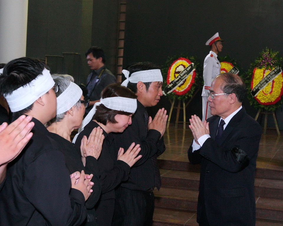 Chủ tịch Quốc hội Nguyễn Sinh Hùng chia buồn với gia quyến Nhà báo Nguyễn Hữu Thọ. (Ảnh: Thống Nhất/TTXVN)