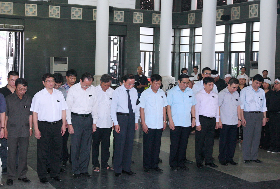 Đoàn Ban Tổ chức Trung ương do ông Tô Huy Rứa, Ủy viên Bộ Chính trị, Bí thư Trung ương Đảng, Trưởng Ban Tổ chức Trung ương dẫn đầu viếng Nhà báo Nguyễn Hữu Thọ. (Ảnh: Thống Nhất/TTXVN)