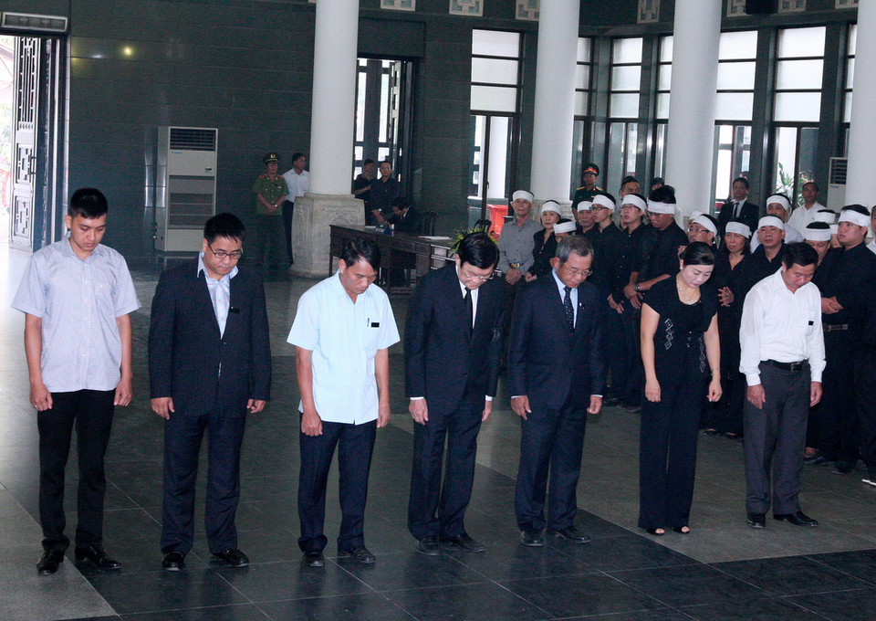  Đoàn Chủ tịch nước CHXHCN Việt Nam do Chủ tịch nước Trương Tấn Sang dẫn đầu viếng nhà báo Nguyễn Hữu Thọ. (Ảnh: Thống Nhất/TTXVN) 