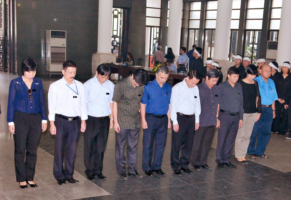  Đoàn Thông tấn xã Việt Nam do ông Nguyễn Đức Lợi, Bí thư Đảng ủy, Tổng giám đốc Thông tấn xã Việt Nam dẫn đầu viếng Nhà báo Nguyễn Hữu Thọ. (Ảnh: Thống Nhất/TTXVN)