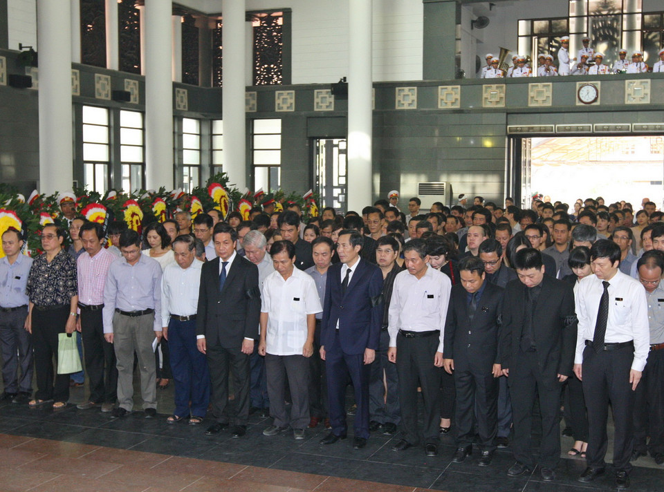  Đoàn Báo Nhân Dân do ông Thuận Hữu, Ủy viên Trung ương Đảng, Tổng biên tập Báo Nhân Dân dẫn đầu viếng Nhà báo Nguyễn Hữu Thọ. (Ảnh: Thống Nhất/TTXVN)